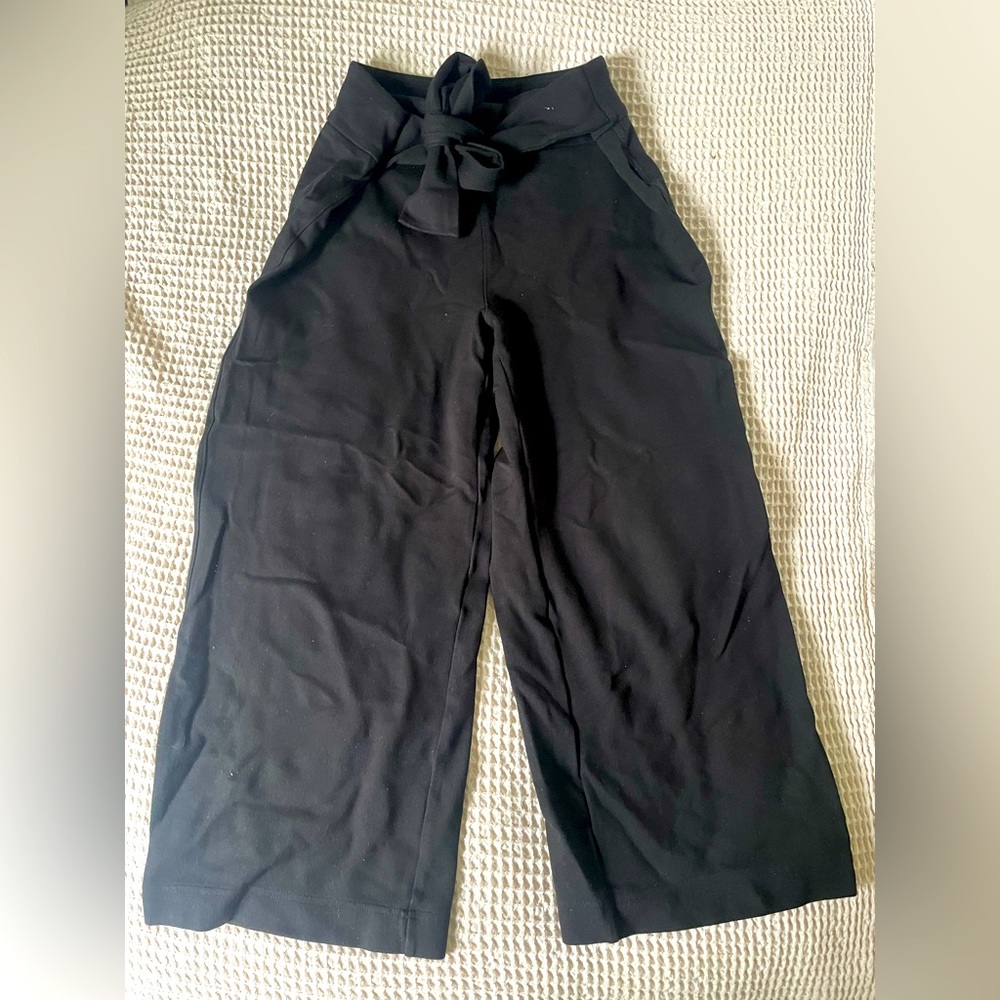 Black stretchy pants (cropped)